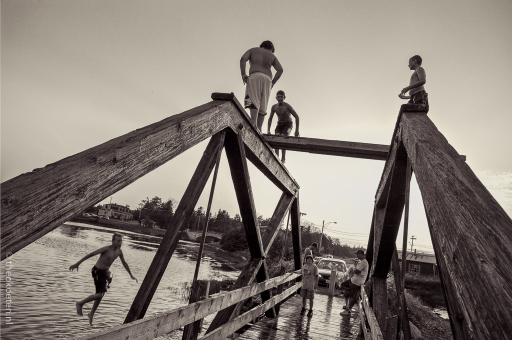 Canada, EQUIPMENT-OBJECTS, INFRASTRUCTURES, North America, TRANSPORTATION, WORLD REGIONS & COUNTRIES, bridge, childrens games, port elgin, recreation, sports & recreation, swimming, toy, toys, transport, water recreation